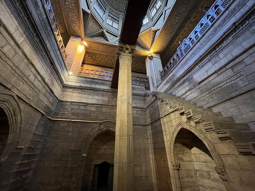 Columna del Nilómetro en la isla de Al Manial. Más allá de su interés científico para medir las crecidas del río, este recinto servía para calcular la producción agrícola del año y fijar los impuestos a los campesinos.