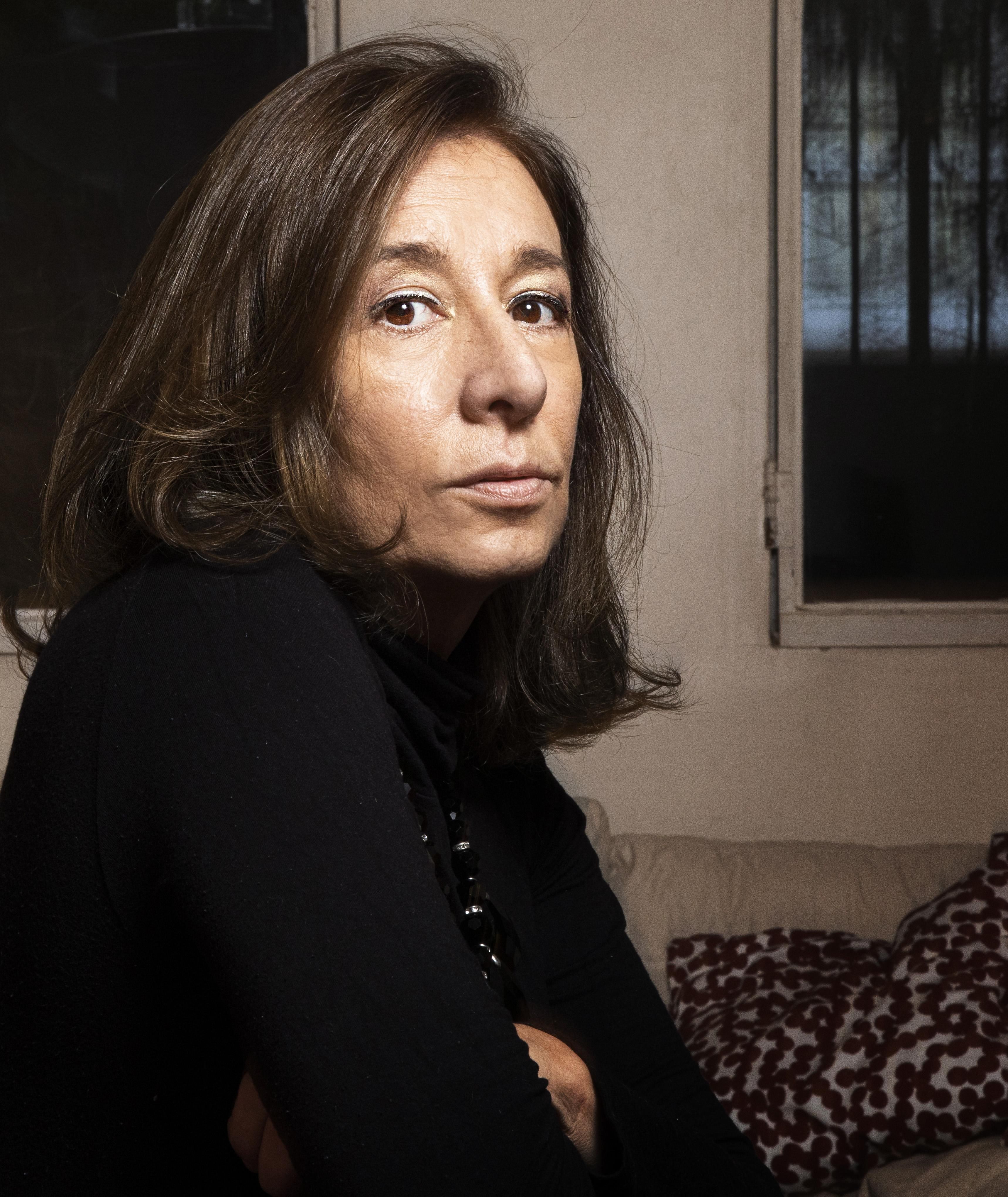 Liliana Viola nació en Buenos Aires, en 1963. Es periodista, editora, dramaturga y guionista.