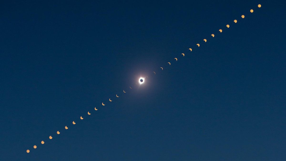 Fases del eclipse total de Sol del 21 de agosto de 2017 en Idaho, EE. UU., mostrando el movimiento aparente del Sol en el cielo.