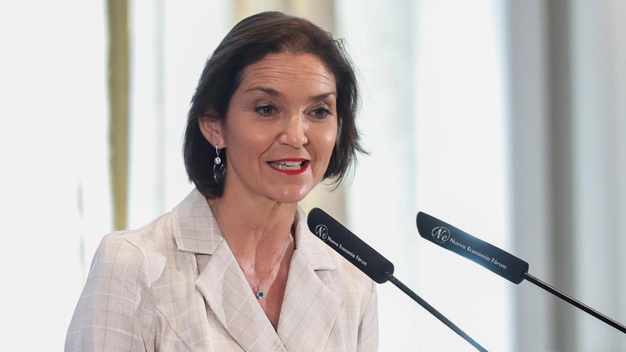 La ministra de Industria, Comercio y Turismo, Reyes Maroto, da un discurso durante un desayuno organizado por Nueva Economía Forum sobre "el futuro de la energía: economía verde, transformación y movilidad", este jueves, en Madrid. EFE/ Chema Moya