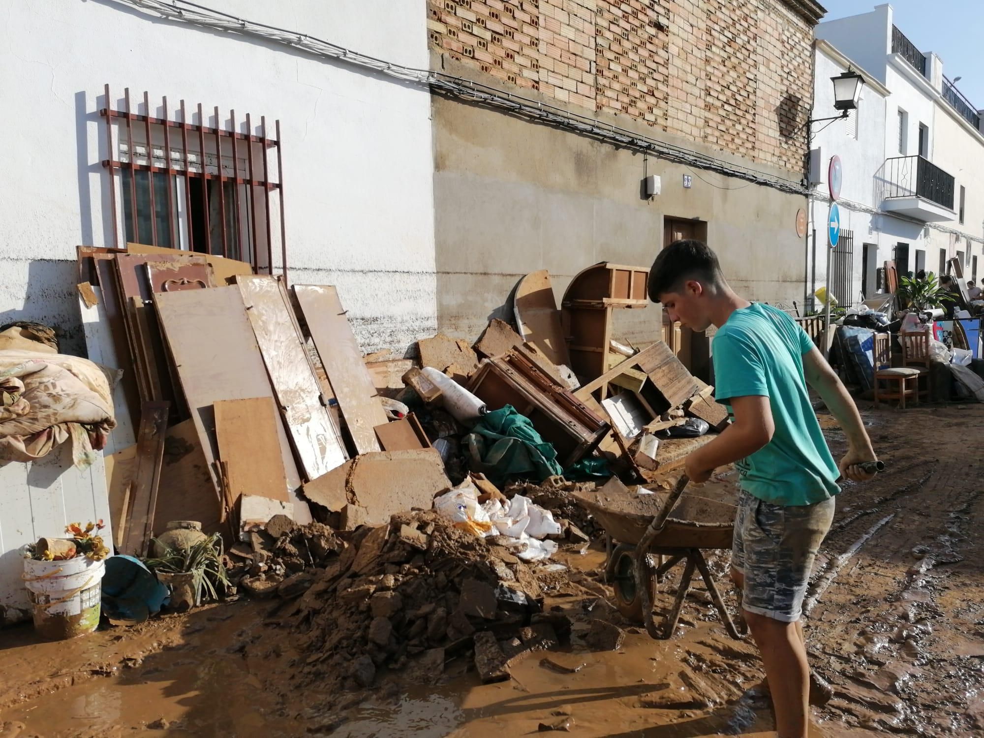 El barro ha sustituido al agua en la calle Palma del Condado de Lepe