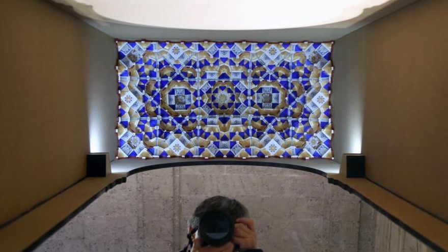 El Museo de la Alhambra en el Palacio de Carlos V expone la reconstrucción de una de las cuatro bóvedas del patio de Arrayanes en el palacio de Comares del periodo de Muhammad V que fue destruida al unir este palacio con el de Carlos V. Se trata del iwan  (abovedado propio de palacios, mezquitas y madrazas), suroeste con bóveda de mocárabes cuya maqueta (en la imagen) ha sido posible gracias al estudio geométrico de los fragmentos conservados in situ y los conservados en el mencionado museo.