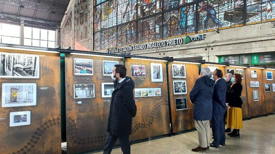 Los consejeros Arriola y Hurtado viendo las fotografías durante la inauguración de la exposición