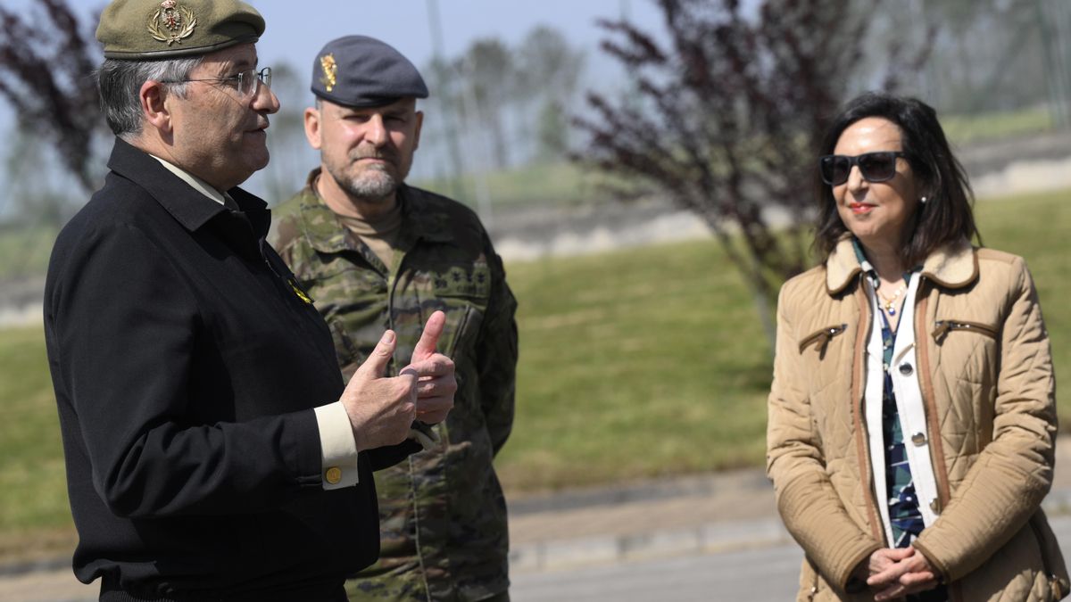 La ministra de Defensa, Margarita Robles, escucha las explicaciones del Jefe de Estado Mayor del ejercito de Tierra, José Miguel Garcés, a la izquierda.