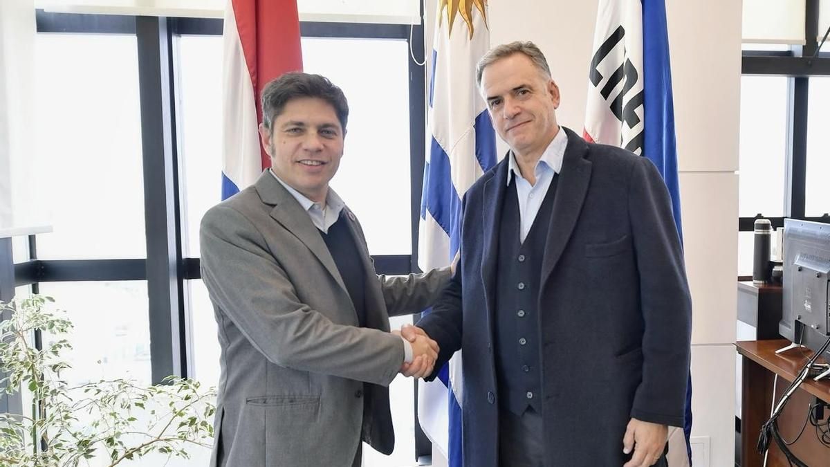 Kicillof se reunió con Orsi en Uruguay y participa de una cumbre progresista regional