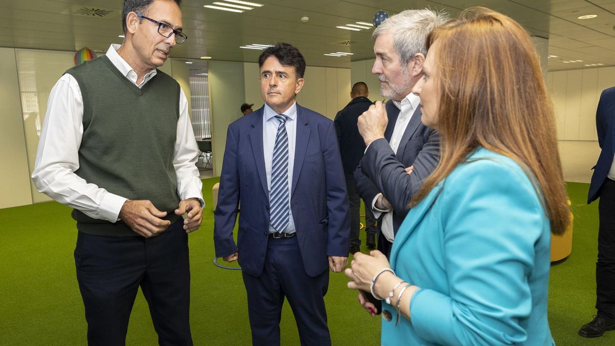 El presidente de Canarias, Fernando Clavijo (2d), y la consejera de Presidencia y Justicia, Nieves Lady Barreto (d), han visitado este lunes el Juzgado de Violencia contra la Infancia y la Adolescencia de Las Palmas de Gran Canaria, el primero de su especialidad en España, junto al presidente del Tribunal Superior de Justicia de la comunidad autónoma, Juan Luis Lorenzo (2i), y el magistrado responsable del Juzgado, Tomás Martín (i). 