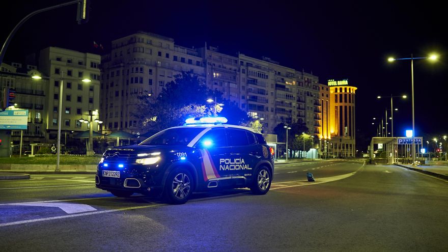 Archivo - Un coche de Policía Nacional durante el toque de queda