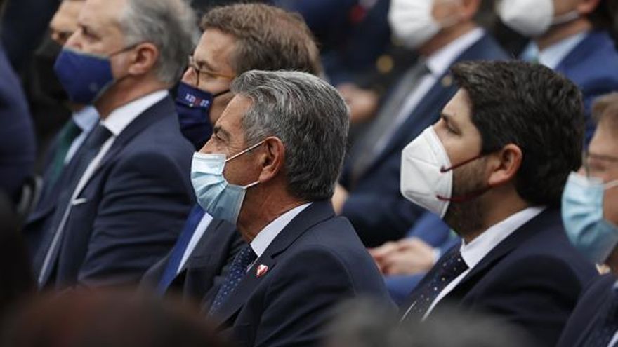 Los presidentes de Galicia, Núñez Feijóo; de Cantabria, Miguel Ángel Revill y de Murcia, Fernando López Miras, durante el acto homenaje al pueblo de La Palma. (EFE/Juan Carlos Hidalgo)