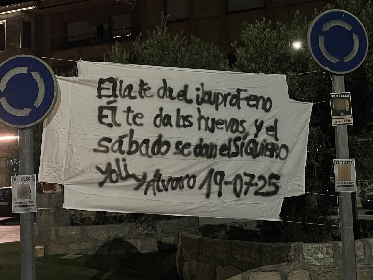 Un ejemplo de anuncio de una futura boda en un pueblo de Toledo con una pancarta irónica colocada en la rotonda del municipio