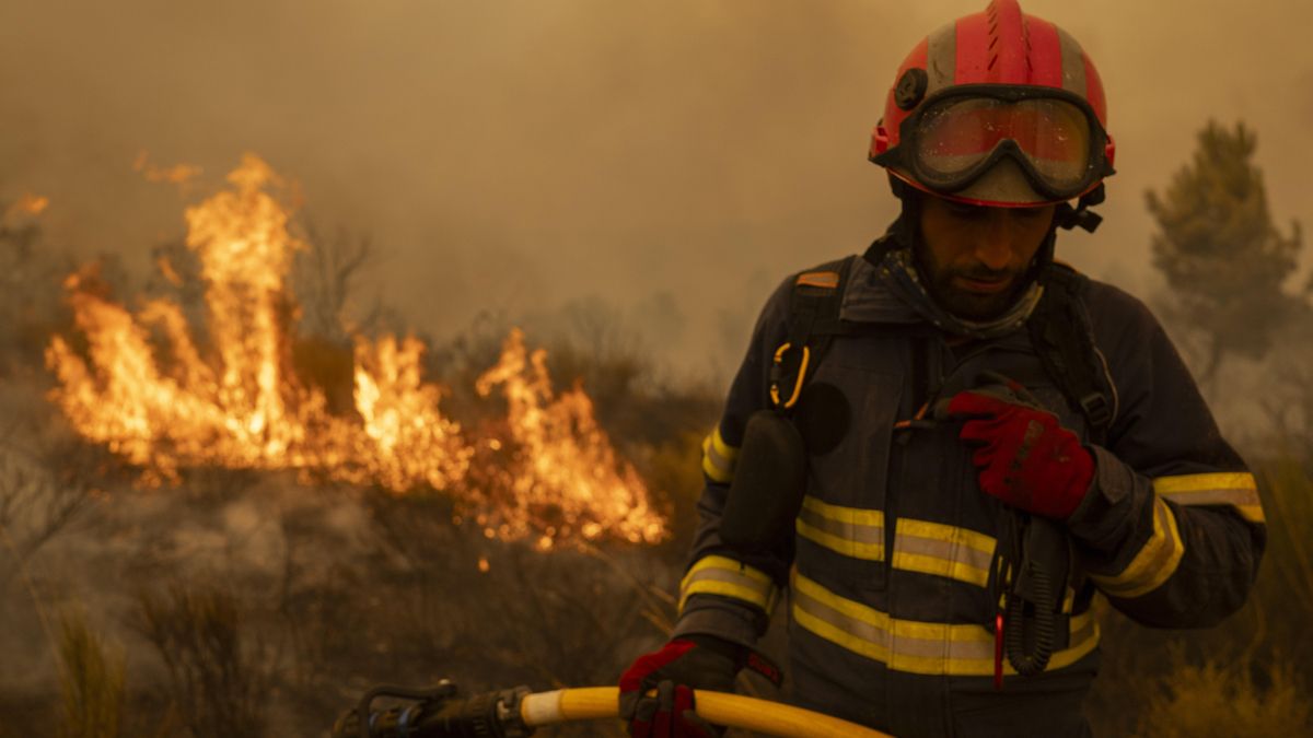 Bombero trabajando en la extinción de un fuego.