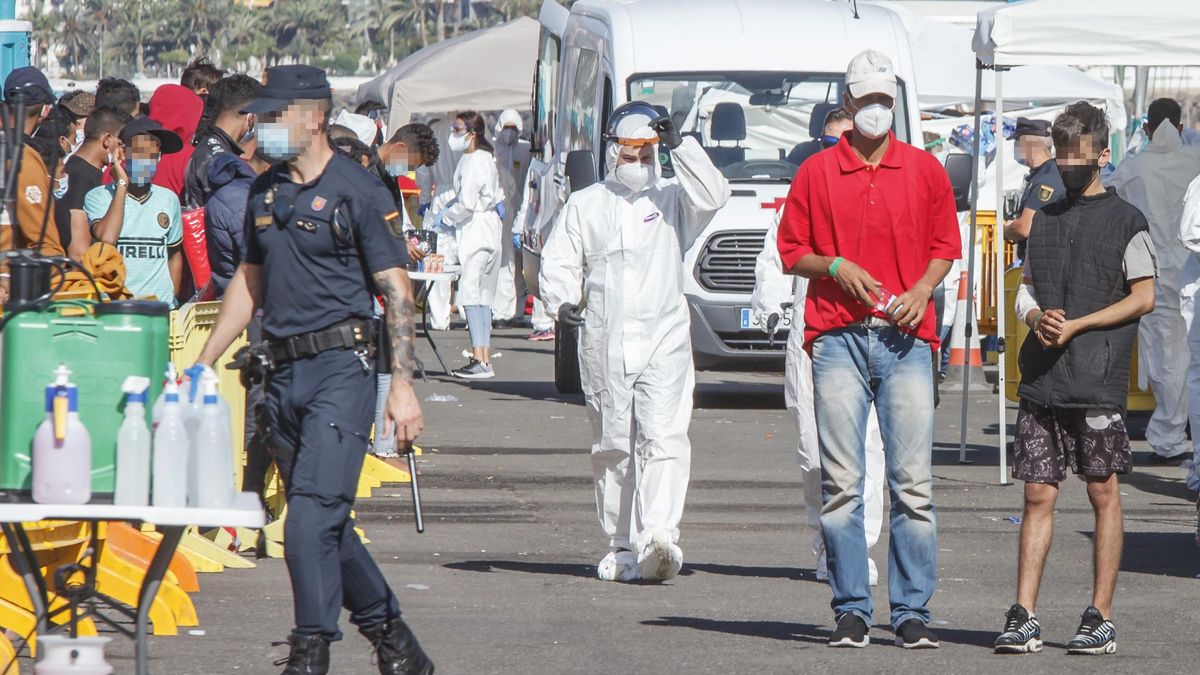 Archivo - Un policía nacional participa en el dispositivo por la llegada de migrantes a Canarias el pasado mes de noviembre