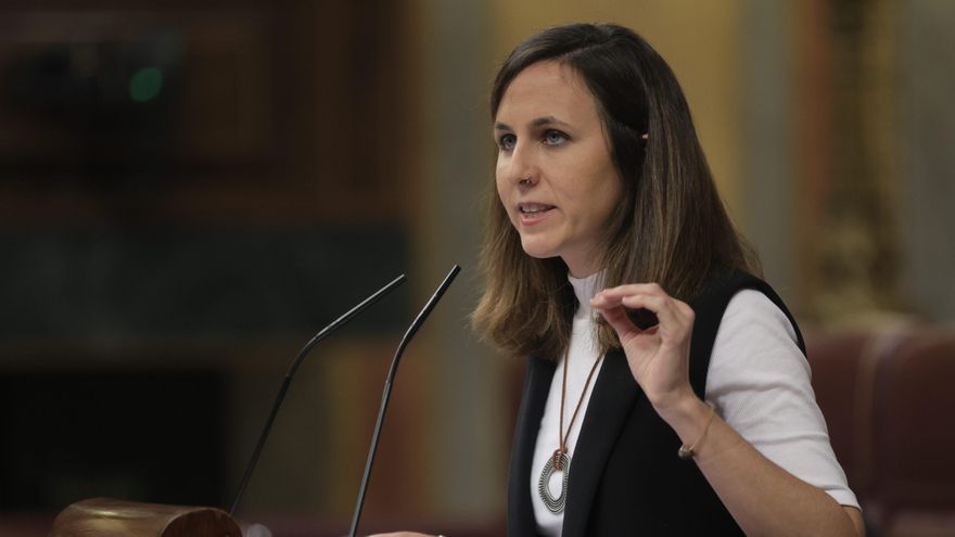 La ministra de Derechos Sociales y Agenda 2030, Ione Belarra, interviene en una sesión de control al Gobierno en el Congreso de los Diputados, a 13 de octubre de 2021, en Madrid, (España).