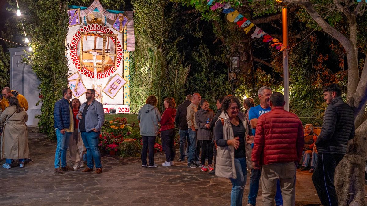 Imagen de la archivo de una Cruz  de las Fiestas de Mayo de Breña Baja.