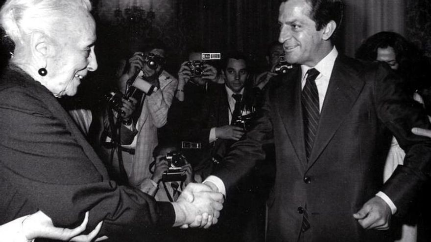 El presidente Adolfo Suárez saluda a Dolores Ibárruri "La Pasionaria" en su primer encuentro en las Cortes. Julio de 1977