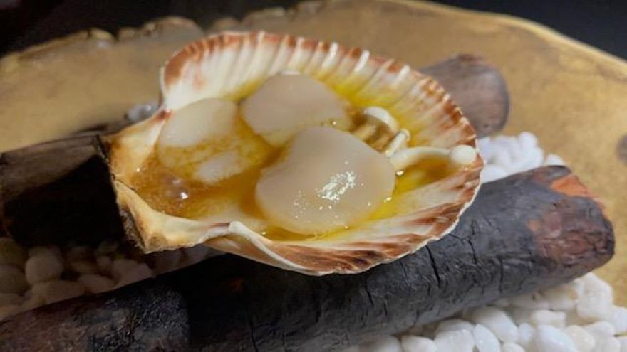 Vieira y setas al fuego