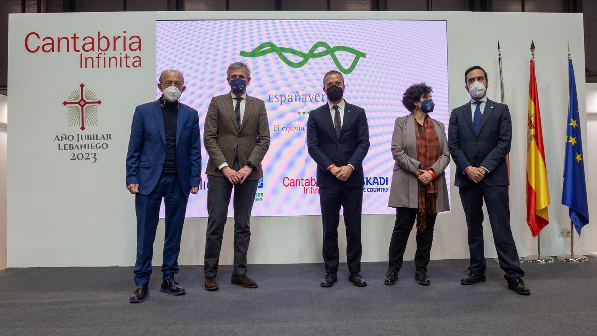 Marcano (izquierda) con los responsables de turismo de la España Verde y el director de Turespaña.