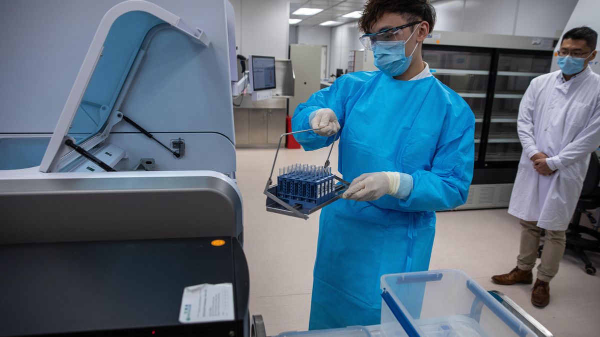 La Comisión Nacional de Sanidad de China anunció hoy la detección de 25 nuevos positivos del coronavirus SARS-CoV-2 este martes, de los que 15 se produjeron por contagio local. EFE/EPA/JEROME FAVRE