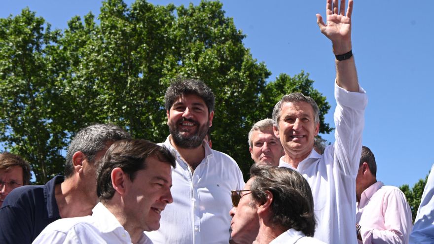 López Miras en la concentración convocada por el Partido Popular, que se ha celebrado hoy en la plaza de España de Madrid bajo el lema 'Mafia o democracia'.