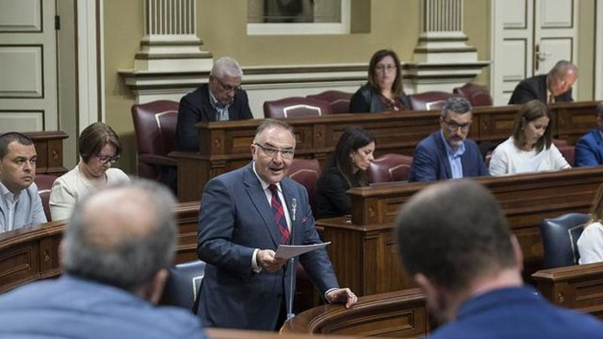 El consejero canario de Sanidad firma la orden que cambia las reglas para los conciertos a los que aspira su empresa