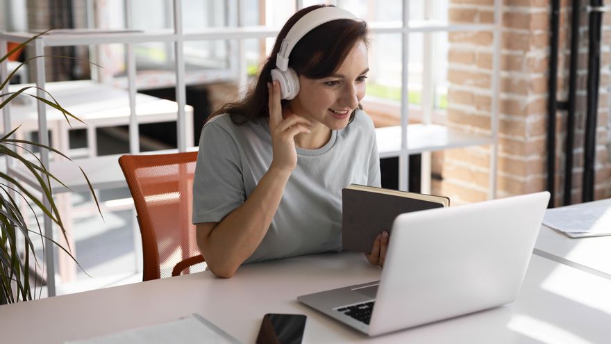Auriculares de botón o de diadema: ¿cuáles son mejores para tus oídos?