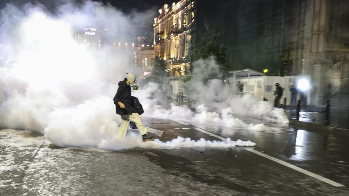Efectivos antidisturbios rechazaron de asalto al palacio presidencial tras un mitin opositor en el centro de la capital georgiana que demandaba la dimisión del Gobiern. en Georgia