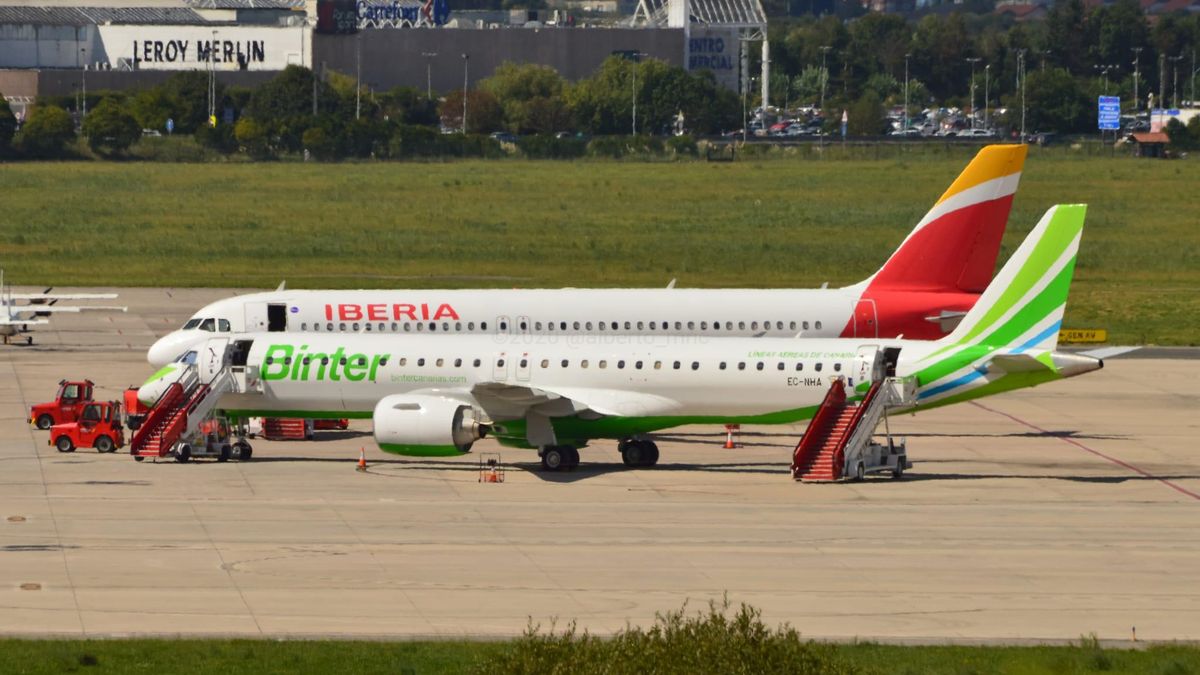 Un avión de Binter, bloqueado en Santanter por la avería de un avión de Iberia y la ausencia de un remolque.