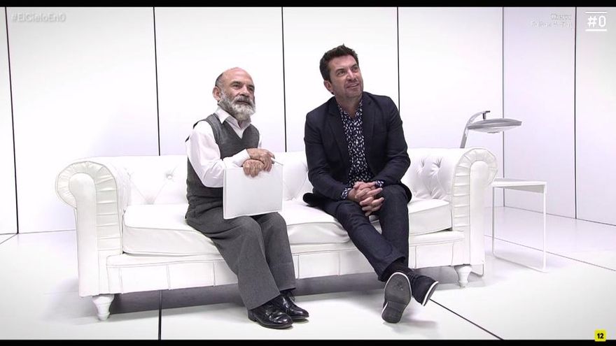 Arturo Valls observando su funeral