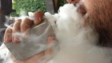Las autoridades de salud de EE.UU. han informado sobre más de 800 casos de lesiones pulmonares asociadas con el uso de los cigarrillos electrónicos entre jóvenes y adultos en los pasados meses, anotó el reporte.