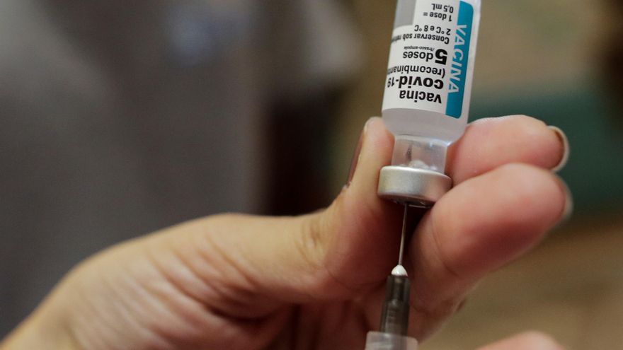 Una profesional de salud prepara una dosis de la vacuna Astrazeneca para imunizar un brasileño contra la COVID-19, el 27 de mayo de 2021, en el Teatro Municipal de Río de Janeiro, (Brasil). EFE/Antonio Lacerda/Archivo