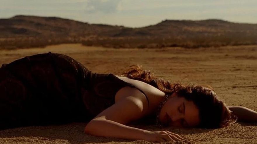 Rosalía levita y prende fuego a un Rolls-Royce en el videoclip de 'Sauvignon Blanc'