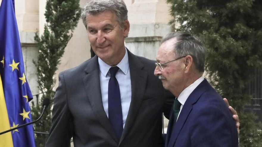 El presidente de Ceuta, Juan Jesús Vivas, junto al presidente nacional de Partido Popular, Alberto Núñez Feijóo (d), el pasado día 2. EFE/ Reduan