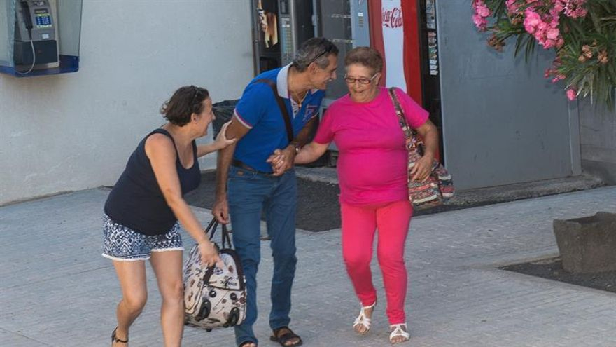 Josefa Hernández, acompañada por sus familiares, abandona el centro penitenciario de Tahíche, donde ha pasado los últimos tres días y medio, después de que la Audiencia de Las Palmas decidiera volver a dejar en suspenso su condena por construir una vivienda ilegal. EFE/Javier Fuentes