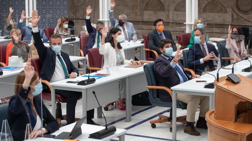Votación durante una sesión plenaria en el parlamento autonómico murciano