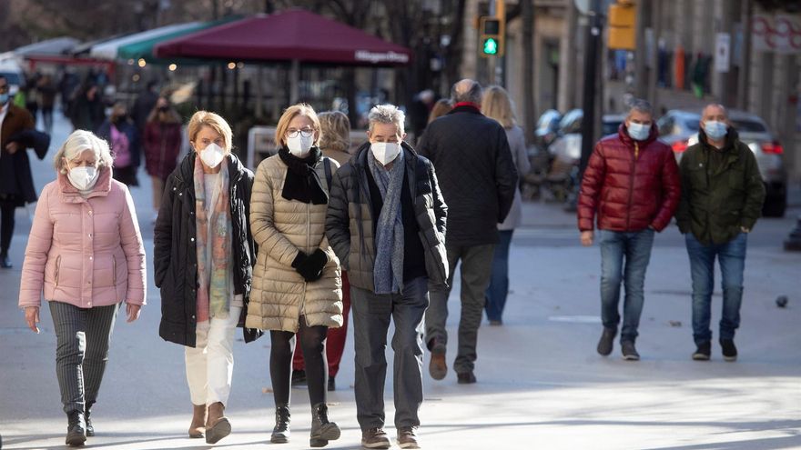 Paseantes caminan por una calle del centro de Barcelona