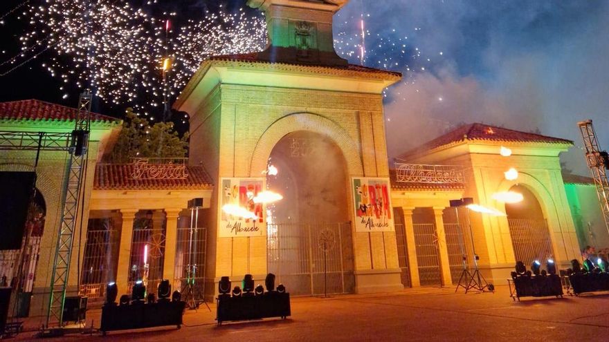 "Orgullo y emoción" en la apertura de la Puerta de Hierros para dar comienzo a la Feria de Albacete