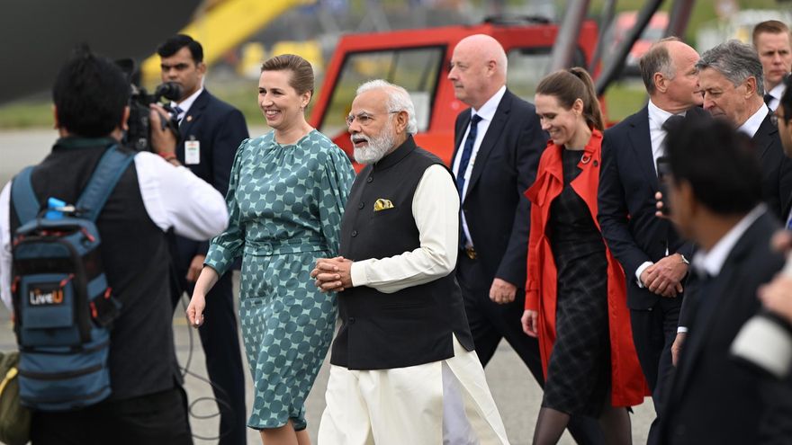 Copenhagen (Denmark), 03/05/2022.- Denmark's Prime Minister Mette Frederiksen (3-L) greets Indian Prime Minister Narendra Modi (C) as he arrives at Copenhagen Airport, Denmark, 03 May 2022. Modi arrives for a two-day visit to Denmark. (Dinamarca, Copenhague) EFE/EPA/Philip Davali DENMARK OUT