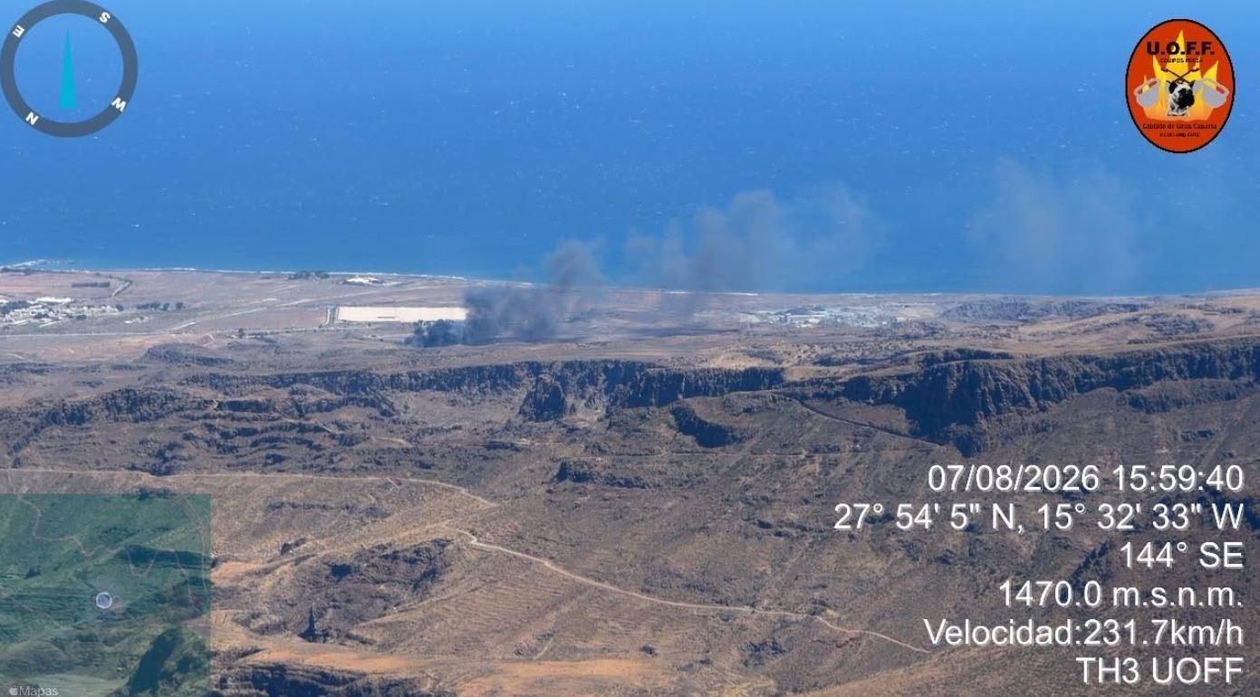 Vista aérea del incendio en el vertedero de Juan Grande este viernes.