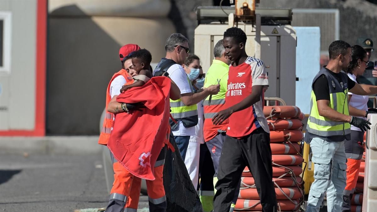 Canarias advierte de que acudirá al Supremo si el Gobierno no se encarga del triaje de los menores migrantes