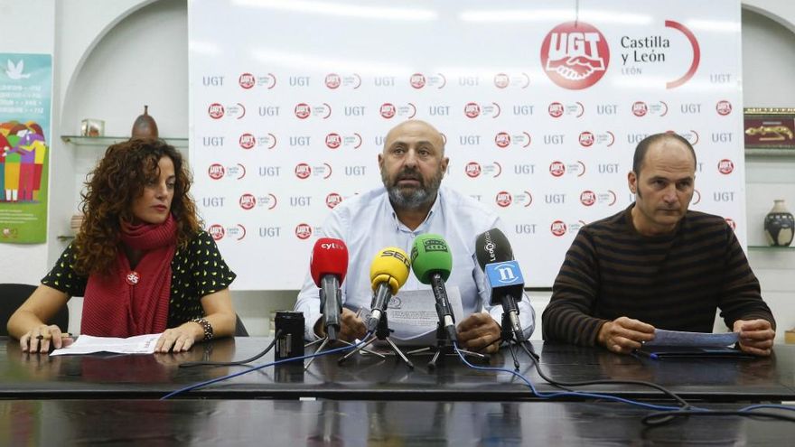 Carlos S. Campillo / ICAL El secretario general de Empleados Públicos de UGT en León, Juan Miguel Martínez, comparece para hablar sobre la situación del sector Forestal. Junto a él, la secretaria provincial de FESP-UGT, Ruth Sanz y el trabajador del sector forestal, César Doncel