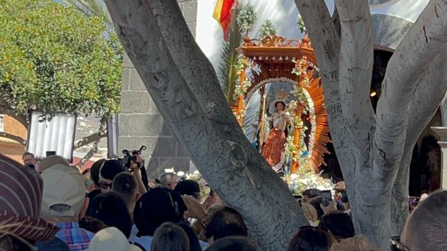 La Virgen, rodeada de peregrinos, a la entrada de la ermita de El Socorro