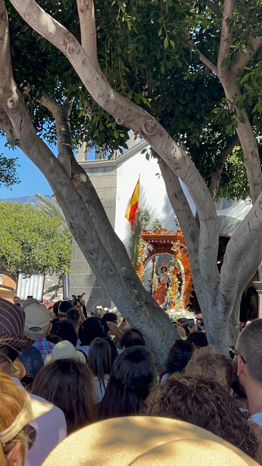 La Virgen, rodeada de peregrinos, a la entrada de la ermita de El Socorro