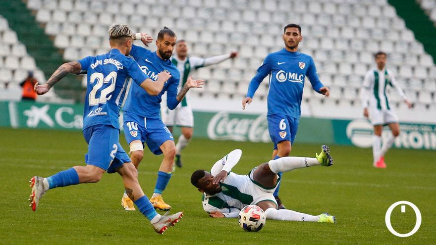 Un lance de juego del partido Córdoba CF - Linares