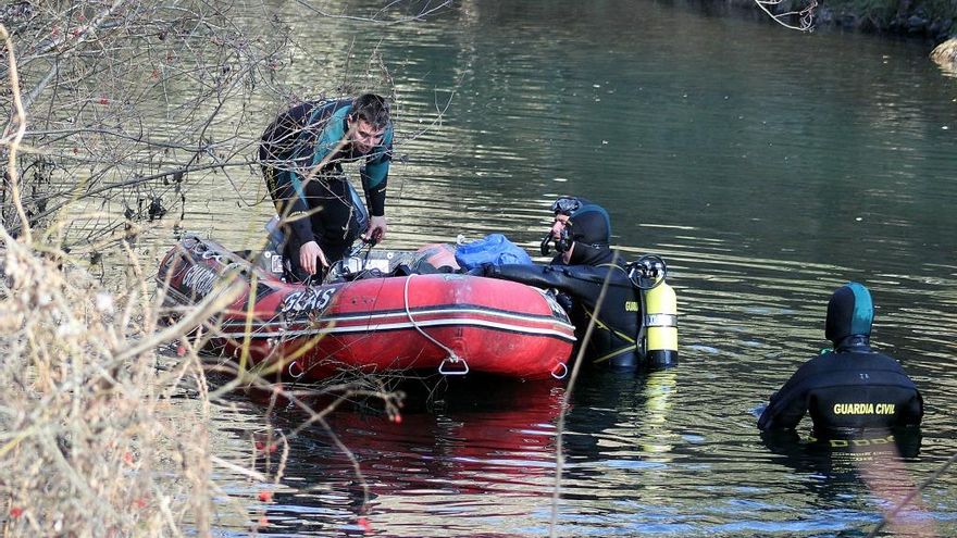 Peio García / ICAL Unidades del Grupo Especial de Actividades Subacuáticas buscan en el río Bernesga algún rastro de la mujer desaparecida