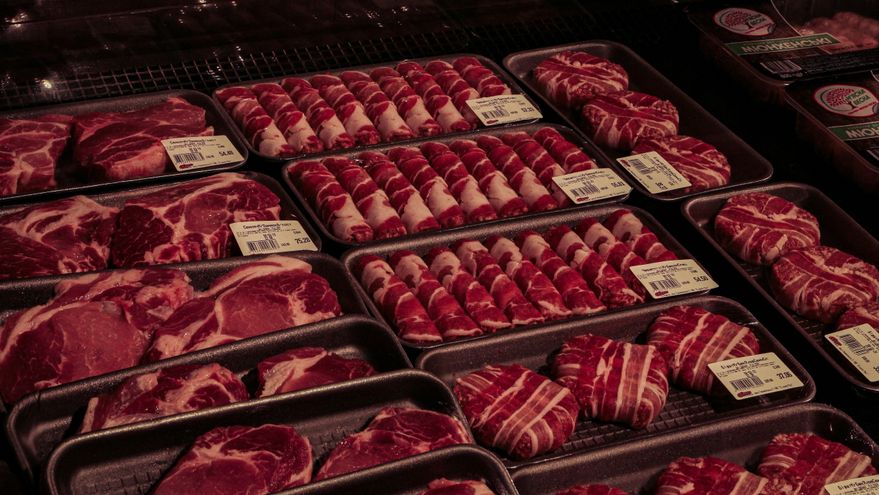 Negras, rojas o amarillas: qué significan los colores de las bandejas de carne, pescado o pollo