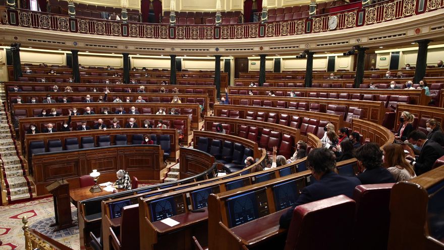 Archivo - Miembros del hemiciclo durante una sesión plenaria en el Congreso