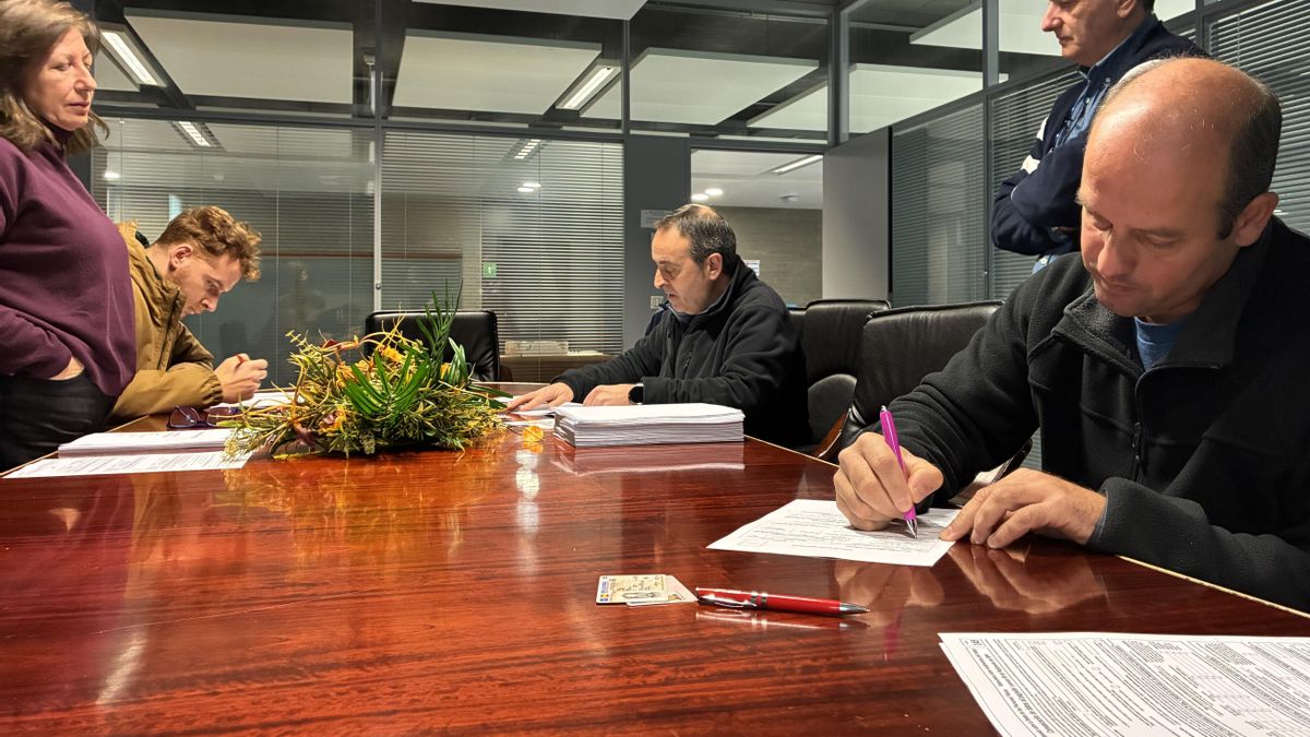 Los 138 bomberos forestales extremeños firman sus nuevos contratos para todo el año