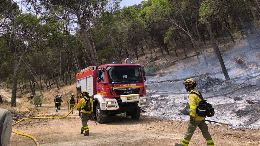 El incendio de Rute sigue estabilizado tras dejar un bombero herido leve
