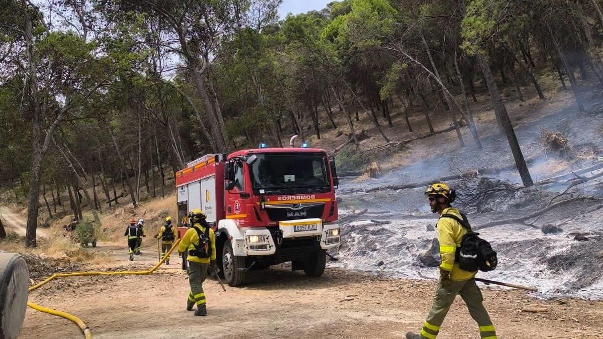 El incendio de Rute sigue estabilizado tras dejar un bombero herido leve