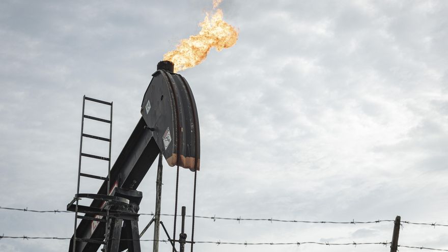 Fotografía de archivo que muestra un balancín de petroleo, en Cabimas (Venezuela). EFE/ Henry Chirinos