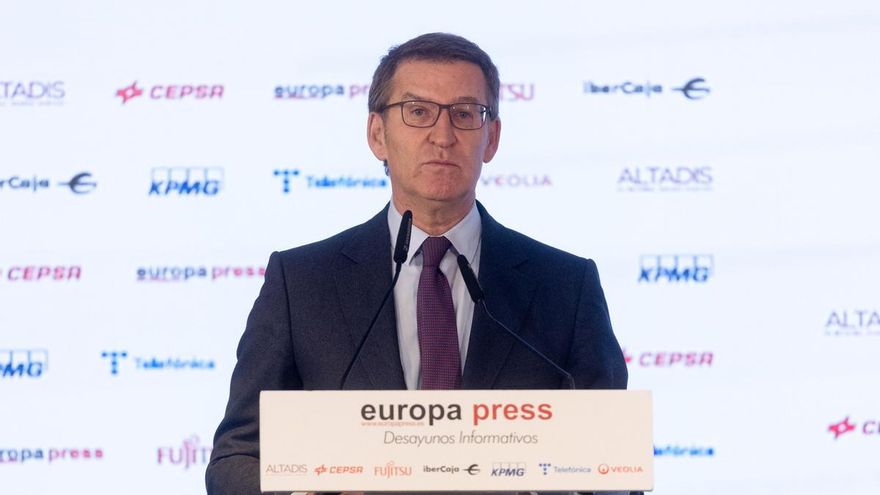 El líder del PP, Alberto Núñez Feijóo, presenta al candidato del PP a la Xunta de Galicia, durante un Desayuno Informativo de Europa Press, en el Hotel Rosewood Villa Magna, a 8 de enero de 2024, en Madrid (España).